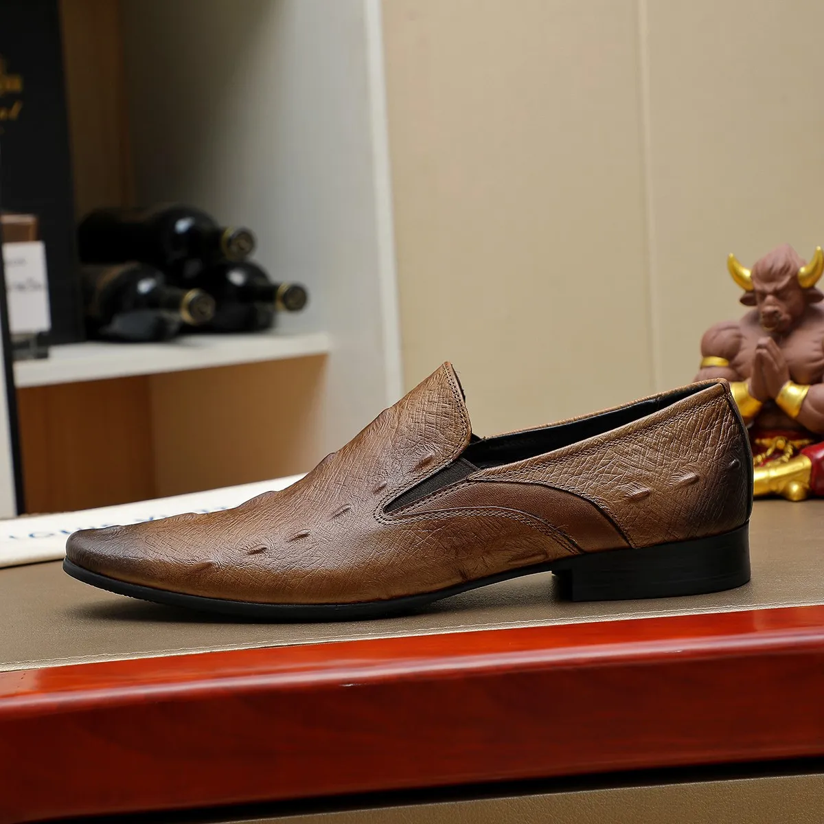 Men's shoes 💰540 💰 Louis Vuitton LV ® Autumn and Winter 🆕 models 🔛Full shoe counter First layer cowhide, 🐂leather lining casual shoes for men, super soft outsole, essential for driving. Counter synchronized original first layer cowhide completely 1:1 mold customization 🌹Top version, 2 colors optional! Number: 38-45 (37.46. Customized)